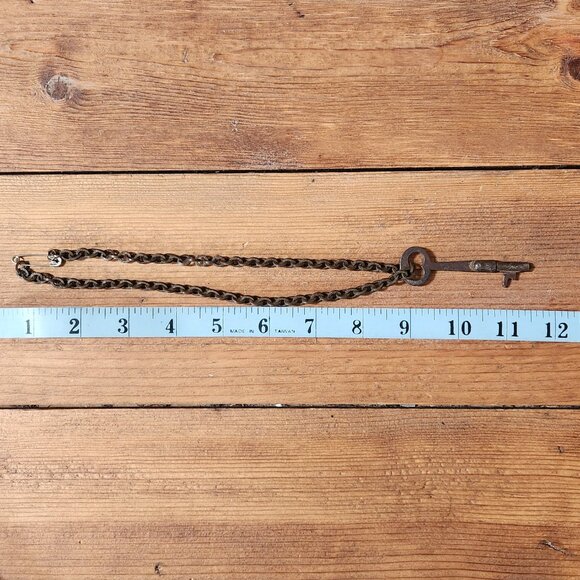Antique key and chain - Picture 4 of 4